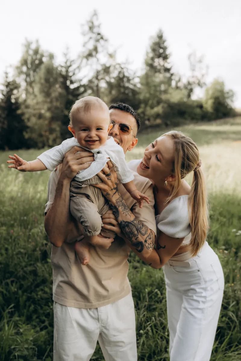 Kristy a Denis s dieťatkom na rodinnom fotení v prírode